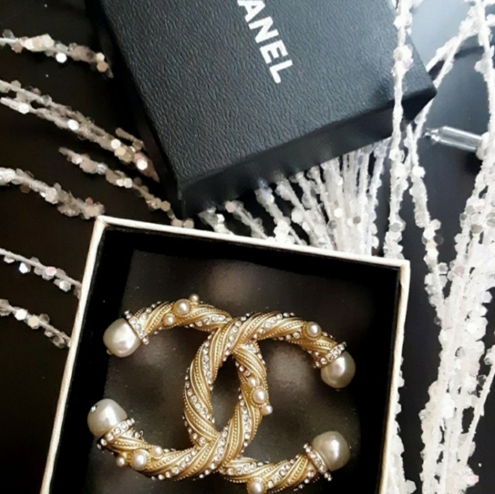 Chanel Twisted Pearl Brooch